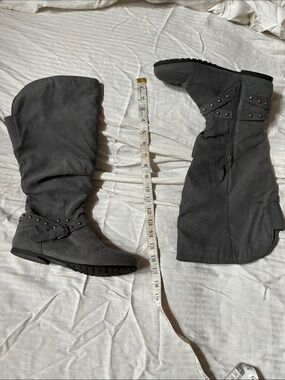 Women's Fall/ Winter Boots in Gray- Comfortable Suede Style